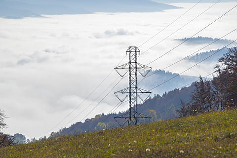 peyzaj, dağlar, gökyüzü, bulutlar, kablolar, Tehlike, dağıtım, elektrik, enerji, mühendislik, çevre, çimen, yeşil, yüksek, yüksek voltaj, hatlar, düşük açılı atış, metal, açık havada, güç, Güç hatları, pilon, çelik, yapı, kule, transmisyon, ağaçlar, teller, kablo, elektrik pilonu, yakıt ve enerji üretimi, güç kaynağı, teknoloji, güç hattı, dağ, bağ, doğa, bulut - gökyüzü, manzaralar - doğa, insansız, doğada güzellik, bitki, gün, sakin sahne, ağaç, arazi, karmaşa, 5K, CC0, kamu malı, telif ücretsiz