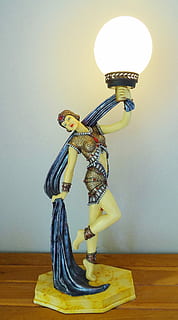 Stichworte, getrennt, durch, Komma, Frau, retro, Kunst, Licht, drinnen, Wandbau - Funktion, Lichtanlage, keine Leute, Tabelle, Nahansicht, Darstellung, Stillleben, Kreativität, die Glühbirne, Kunst und Handwerk, Tier, beleuchtet, elektrische Lampe, Dekoration, Skulptur, Elektrizität, Tierdarstellung, Metall, 5K, CC0, gemeinfrei, lizenzfrei