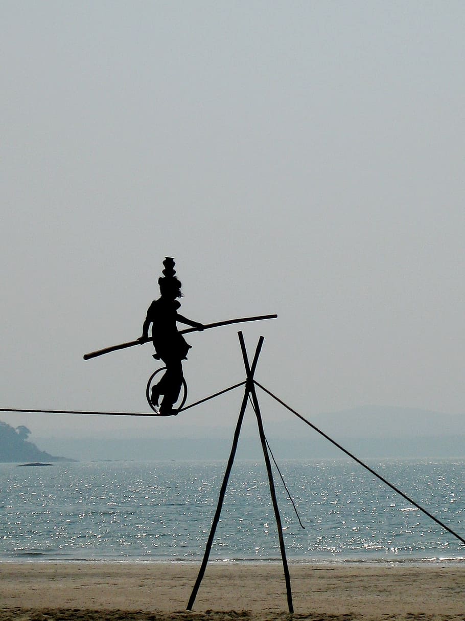 fotografia de silueta, equilibrador de corda, acròbata, equilibri, risc, mar, cel, aigua, horitzó sobre l’aigua, horitzó, naturalesa, persones reals, cel clar, una persona, homes, platja, còpia espai, terra, longitud completa, dia, escenics - natura, activitat d'oci, silueta, bellesa a la natura, a l'aire lliure, 2K