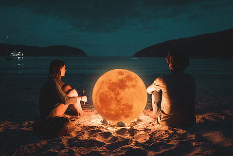 man, vrouw, zittend, zand, kust, nachttijd, koppels, maan, licht, romantisch, nacht, strand, natuur, land-, hemel, zee, kind, water, twee personen, camping, volwassen, mensen, vreugdevuur, achteraanzicht, ontspanning, vriendschap, schoonheid in de natuur, meisjes, kampvuur, 4K, CC0, publiek domein, royaltyvrij
