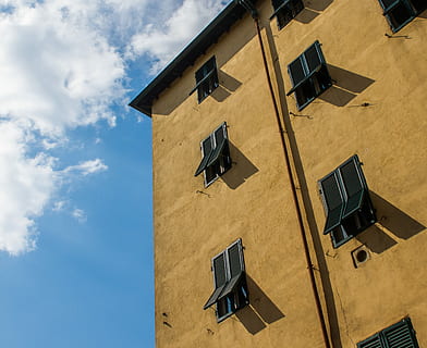 edificio in cemento beige, verme-eye, guarda la fotografia, Marrone, Casa, nuvoloso, cielo, finestra, costruzione, otturatore, architettura, facciata, ombra, cielo blu, nube, blu, Europa, Italia, città, struttura costruita, esterno dell'edificio, Inquadratura dal basso, nuvola - cielo, giorno, nessuno, natura, quartiere residenziale, luce del sole, all'aperto, giallo, tecnologia, fianco a fianco, caratteristica della parete, appartamento, 2K, CC0, dominio pubblico, privo di copyright