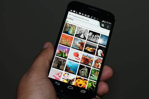 czarny smartfon z Androidem, telefon, ruchliwość, komórkowy, android, Moto x, motorola, Ankieta online, wyszukiwanie mobilne, technologia, ludzka ręka, część ludzkiego ciała, dłoń, porozumiewanie się, technologia bezprzewodowa, przenośne urządzenie informacyjne, inteligentny telefon, trzymać, zbliżenie, połączenie, studio strzał, ekran, tematy fotograficzne, czarne tło, ludzie, czynność, wewnątrz, cyfrowy tablet, wyświetlacz ciekłokrystaliczny, palec, globalna komunikacja, 4K, CC0, domena publiczna, darmowe zdjęcia