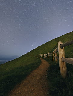 Marrone, di legno, recinto, azienda agricola, ore notturne, beige, sentiero, collina, stella, cielo, sera, natura, paesaggio, montagna, Paesaggi, all'aperto, erba, bellezza nella natura, nessuno, notte, nuvola - cielo, ringhiera, legno - materiale, cancello, scena tranquilla, scenics - natura, stella - spazio, spazio, terra, campo, astronomia, pianta, la tranquillità, campo stellare, idilliaco, 5K, CC0, dominio pubblico, privo di copyright