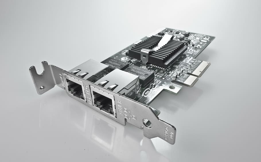 targeta de lan negre, targeta de xarxa, component, circuit, xip, ordinador, targeta vertical, PC, elèctricament, pissarra, processament de dades, connexions, Enginyeria Elèctrica, línia, tecnologia, processador, electrònica, CPU, part de l’ordinador, tir de l'estudi, indústria electrònica, equips informàtics, targeta de circuits, xip d’ordinador, equipament, a l'interior, indústria, cap gent, fons blanc, connexió, maquinària, primer pla, placa base, vista d’angle alt, complexitat, negocis, equipament elèctric, 5K