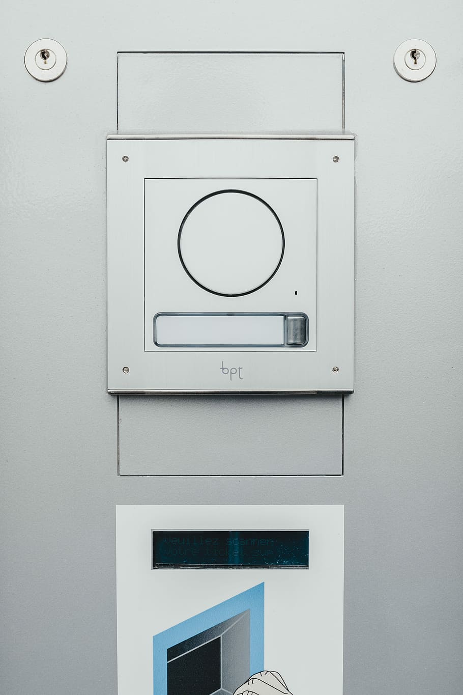 二, グレー, 白, 箱, 回った, デジタル, デバイス, 技術, 壁 - 建物の特徴, 電気, 無人, 白色, 屋内で, 建造物, セキュリティ, 建築, 安全性, 接続, 保護, 出口, コミュニケーション, ボタンを押す, 閉じる, 日, 金属, コントロール, エントランス, 電源, 電気設備, 5K