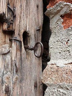 clau, porta, rústic, barraca, fusta, ferro, vell, obert, tancar, material de fusta, primer pla, bloqueig, cap gent, exterior de l'edifici, metall, dia, entrada, rovellat, textura, a l'aire lliure, arquitectura, funció de construcció de parets, estructura construïda, resistent, seguretat, fons, patró, protecció, ungles, 4K, CC0, domini públic, lliure de regalies