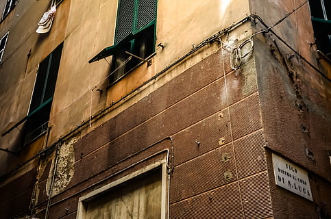 callejones de genova, åbnet, grøn, metal vindue, de, Genova, arkitektur, bygning udvendig, vindue, urban scene, arkitektur og bygninger, bygget struktur, by, gammel, lav vinkel visning, ingen mennesker, bygning, dag, murbygningsfunktion, meddelelse, tekst, udendørs, skilt, væg, boligområde, belysningsudstyr, sollys, vestlige script, 2K, CC0, offentligt domæne, royaltyfrie