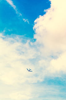 faible, photo d'angle, avion, blanc, des nuages, jour, ciel, aller quelque part, nuage, vol, en volant, transport, véhicule aérien, air, bleu, avion commercial, nuage - ciel, mode de transport, cloudscape, en plein air, Voyage, faible angle de vue, personne, la nature, journée, en mouvement, mouvement, transport public, beauté dans la nature, industrie aérospaciale, 5K, CC0, domaine public, libre de droits