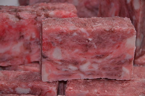 artizan, zmeură, săpun, lucrat manual, cărămidă, roșu, fundaluri, culoarea roz, zi, nici o persoana, construită, a închide, carne, mancare si bautura, alimente, natură moartă, în interior, cadru complet, mancare cruda, prospeţime, carne rosie, felie, să se concentreze asupra primelor elemente, porc, texturată, 1080P, CC0, domeniu public, fără drepturi de autor