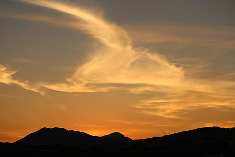 cel, núvol, posta de sol, muntanyes, taronja, nero, vent, naturalesa, muntanya, a l'aire lliure, escenics, paisatge, vespre, escenics - natura, bellesa a la natura, núvol - cel, silueta, escena tranquil·la, color taronja, tranquil·litat, cap gent, idíl·lic, escena no urbana, Serra, medi ambient, cel dramàtic, majestuós, 5K, CC0, domini públic, lliure de regalies