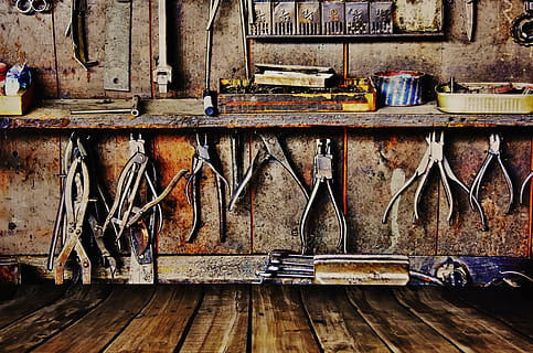 gris, alicates metàl·liques, penjat, paret, endins, habitació, imatge de fons, taller, alicates, eina, artesans, pasatemps, material de fusta, vell, eina de treball, passat de moda, equipament, artesania, estil retro, cap gent, a l'interior, elecció, natura morta, variació, gran grup d'objectes, dia, taula, prestatge, funció de construcció de parets, metall, objectes fets per l’home, fet per l'home, absència, arranjament, fusta, 5K, CC0, domini públic, lliure de regalies