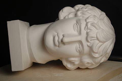 tête, en pensant, statue, buste, la personne, gypse, partie du corps humain, tirelire, fond noir, à l'intérieur, fermer, personnes, sculpture, art et Artisanat, représentation, représentation humaine, couleur blanche, personne, artisanat, la créativité, sculpture - produit artisanal, prise de vue en studio, ressemblance masculine, objet unique, marbre, bois - matériau, conception, orné, 2K, CC0, domaine public, libre de droits