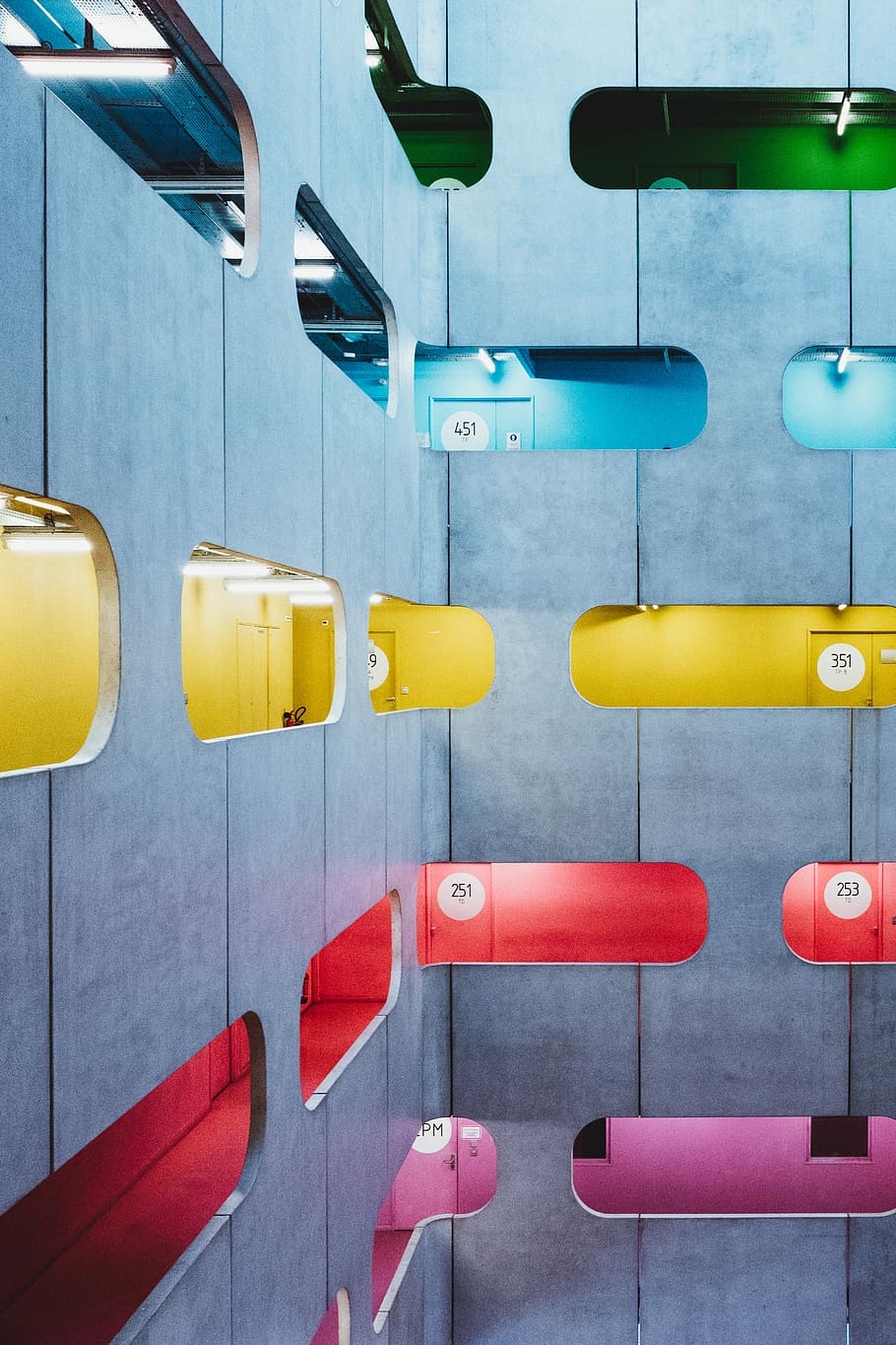 cinc, terres, temes de colors assortits, arquitectònic, fotografia, gris, concret, edifici, arquitectura, formes, finestra, 451, 251, cap gent, groc, marc complet, blau, a l'interior, fons, en fila, estructura construïda, funció de construcció de parets, repetició, dia, costat a costat, comunicació, transport, multicolor, vermell, nombre, primer pla, 4K