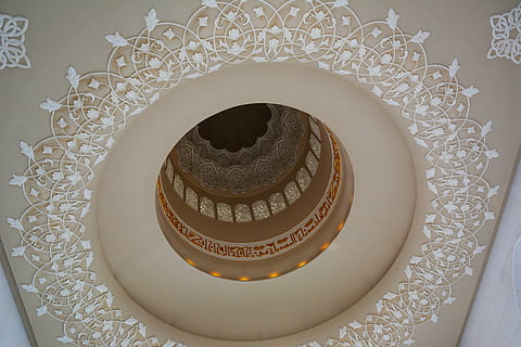 tavan, arhitectură, interior, proiecta, perete, cameră, modern, ușoară, room-interior, Camera alb, iluminat, tavan lumini, în interior, nici o persoana, model, geometrică, cerc, a închide, formă, scară, construită, trepte și scări, culoare alba, zi, artă și sculptură, vedere unghiulară joasă, text, balustradă, natură moartă, direct deasupra, 5K, CC0, domeniu public, fără drepturi de autor