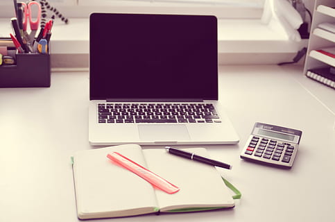 macbook, zawodowiec, oprócz, szary, czarny, kalkulator, biały, drewniany, stół, macbook pro, drewniany stół, klawiatura, jabłko, wkład, sprzęt komputerowy, pc, kran, Akcesoria, Urządzenie peryferyjne, spacja, komputer, opuszczać, laptop, notatnik, datailaufnahme, zdjęcie makro, edycja dźwięku, klawiatura komputerowa, Gazeta, gospodarka, praca, gabinet, pieniądze, obliczenie, liczyć, technologia bezprzewodowa, technologia, biurko, wewnątrz, połączenie, porozumiewanie się, długopis, biznes, żadnych ludzi, meble, wysoki kąt widzenia, papier, martwa natura, kopia przestrzeń, ołówek, wyposażenie komputera, pusty, 4K, CC0, domena publiczna, darmowe zdjęcia