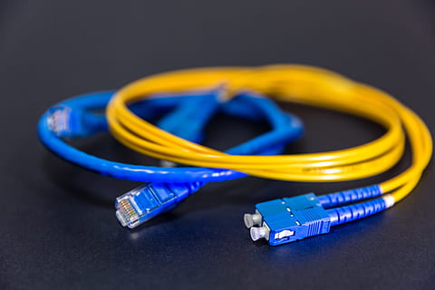 bleu, jaune, fibre, optique, des câbles, réseau, la fibre optique, Les données, La technologie, cabale, lien, l'Internet, la vitesse, ethernet, équipement, câble, la communication, câble d'ordinateur, prise de connexion réseau, Technologie sans fil, réseau informatique, industrie, à l'intérieur, ordinateur, personne, électricité, prise de vue en studio, fermer, affaires, fibre optique, source de courant, équipement électrique, communications globales, crime d'ordinateur, 5K, CC0, domaine public, libre de droits