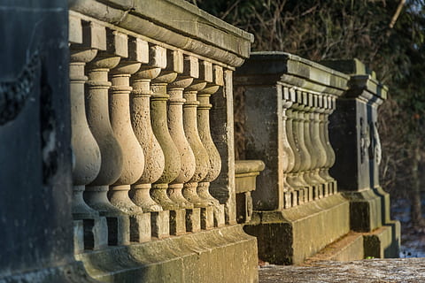 bro, rækværk, flod, sol, forvitret, sandsten, sten-, natur, balustrade, søjle, gammel, arkitektur, bygget struktur, historie, fortiden, dag, sollys, religion, ingen mennesker, bygning udvendig, spiritualitet, bygning, sted for tilbedelse, tro, fokus på forgrunden, udendørs, rejsemål, Kunst og håndværk, arkitektoniske kolonne, gamle civilisation, 5K, CC0, offentligt domæne, royaltyfrie