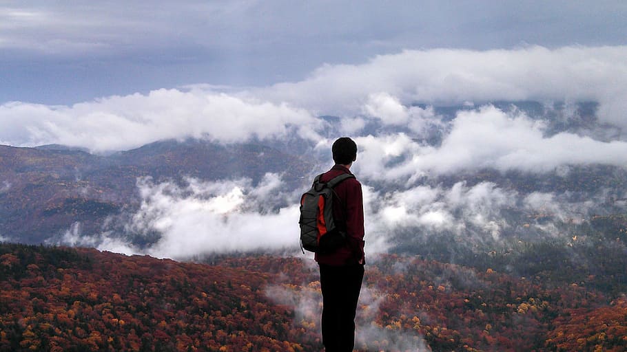 uomo, indossare, rosso, a maniche lunghe, camicia, in piedi, giorno, contemplazione, visione, solitudine, escursioni a piedi, montagna, natura, picco di montagna, all'aperto, zaino, viaggio, paesaggio, retrovisore, zaino in spalla, uomini, cielo, la libertà, una persona, scenics - natura, guardando a vista, tre quarti, bellezza nella natura, ambiente, nuvola - cielo, terra, autunno, scena non urbana, nebbia, 2K