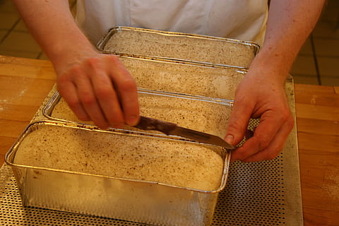 bilden, Brot, Backofen, Bäcker, Brot formen, Backen, Ofen, Lebensmittelproduktion, frisch gebacken, wunderschönen, Kunst, eine Person, drinnen, menschliche Hand, halten, menschliches Körperteil, Nahansicht, Mittelteil, Essen und Trinken, Lebensmittel, Hand, Frische, Vorbereitung, echte Menschen, Besetzung, Essen vorbereiten, Container, Erwachsene, Männer, Herstellung, 2K, CC0, gemeinfrei, lizenzfrei