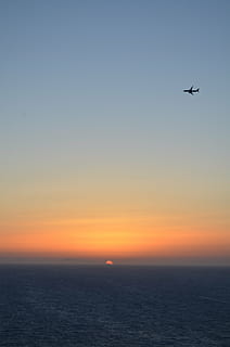 zonsondergang, eiland, vlak, schaduwen, reflecties, geel, heet, zee, vakantie, kleuren, hemel, landschap, atmosfeer, zonsondergangzon, de Middellandse Zee, Egeïsche zee, vliegend, luchtvoertuig, scenics - natuur, schoonheid in de natuur, horizon, vervoer, horizon over water, vliegtuig, wijze van transport, mid-air, natuur, water, silhouet, heldere lucht, Oranje kleur, geen mensen, rustige scène, zon, buitenshuis, Luchtvaartindustrie, 4K, CC0, publiek domein, royaltyvrij
