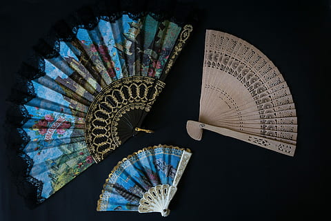 fãs, alcance, espanhol, resfriamento, frieza, colorida, de madeira, verão, sul, ventilador, ventilador de mão, ninguém, fundo preto, padronizar, tiro do estúdio, cultura artística e entretenimento, destinos de viagem, arquitetura, arte e Artesanato, cidade, multi colorido, o negócio, dentro de casa, espiral, dobrável, fechar-se, construir, história, 4K, CC0, domínio público, royalty free