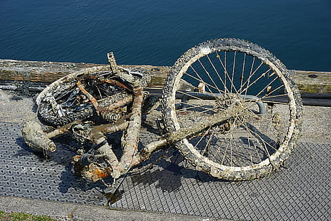 Bike, Draft, Wheels, Rust, Old, two wheels, ferrraille, metal, transportation, bicycle, no people, day, outdoors, sea, water, beach, abandoned, mode of transportation, high angle view, wheel, nature, land, decline, obsolete, damaged, deterioration, sunlight, run-down, 5K, CC0, public domain, royalty free
