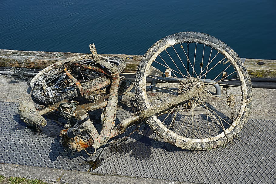 bicicleta, esborrany, rodes, òxid, vell, dues rodes, ferrraille, metall, transport, cap gent, dia, a l'aire lliure, mar, aigua, platja, abandonat, manera de transport, vista d’angle alt, roda, naturalesa, terra, declivi, obsoleta, espatllat, deteriorament, llum solar, aixafar, 5K