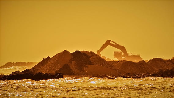 port, construcció, màquina pesada, treball, nebulós, tarda, posta de sol, mar, naturalesa, aigua, cel, terra, rock, rock - object, còpia espai, sòlid, a l'aire lliure, platja, moviment, cel clar, cap gent, silueta, onada, viatjar, muntanya, Pol · lució, enfonsar-se, 4K, CC0, domini públic, lliure de regalies
