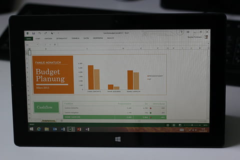 tableta, ks, počítač, kancelář, tablet PC, technologie, uvnitř, nikdo, studio shot, západní skript, detail, sdělení, umělecká kultura a zábava, text, obrazovka, jeden objekt, průmysl, papír, řízení, pohyb, podnikání, oranžová barva, obrazovky přístroje, počítačový monitor, černé pozadí, elektrické zařízení, 5K, CC0, veřejná doména, bez autorských práv