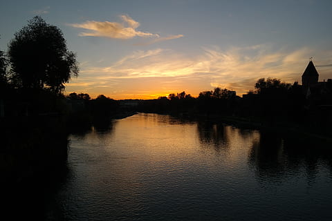 tramonto, cielo serale, nuvole, cielo, fiume, Danubio, acqua, sole, sera, luce posteriore, riflessione, giallo, Metzgerturm, Ulm, Torre, tetto, guglia, costruzione, albero, pianta, nuvola - cielo, bellezza nella natura, natura, scenics - natura, architettura, silhouette, la tranquillità, nessuno, lungomare, esterno dell'edificio, scena tranquilla, struttura costruita, all'aperto, 5K, CC0, dominio pubblico, privo di copyright