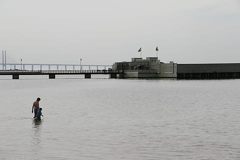 mand, gå, hav, bro, vand, mennesker, mole, udendørs, flod, bro - menneskeskabt struktur, havnefronten, to personer, bygget struktur, himmel, natur, arkitektur, transportmidler, skyfri himmel, rigtige mennesker, dag, herrer, kopiere plads, nautiske fartøj, livsstil, 5K, CC0, offentligt domæne, royaltyfrie