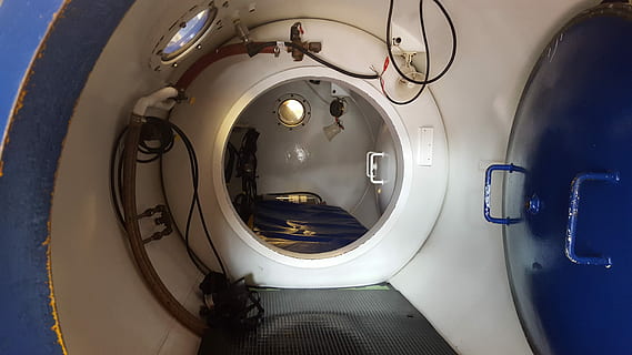 camera di decompressione, tuffatore, immersione, profonda immersione, attrezzatura, oceano, autorespiratore, in profondità, mare, subacqueo, mezzi di trasporto, blu, in casa, nessuno, lavatrice, giorno, avvicinamento, bagno, tecnologia, ospedale, stanza domestica, direttamente sopra, gabinetto, assistenza sanitaria e medicina, attrezzature domestiche, bagno domestico, natura, casa, Colore bianco, caratteristica della parete, vista dall'alto, attrezzatura per l'illuminazione, Water, lusso, 5K, CC0, dominio pubblico, privo di copyright