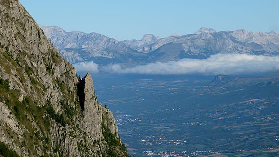 paesaggi, montagna, cielo, nuvole, escursioni a piedi, Alpi, catena montuosa, scenics - natura, natura, bellezza nella natura, ambiente, terra, giorno, cielo sereno, paesaggio, scena tranquilla, nessuno, roccia, la tranquillità, destinazioni di viaggio, all'aperto, scogliera, roccia - oggetto, scena non urbana, picco di montagna, formazione, 4K, CC0, dominio pubblico, privo di copyright