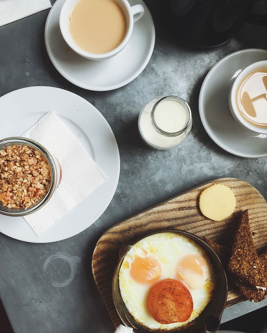 luge og sønner, morgenmad skål, grå, overflade, flatlay, kop, drikke, kaffe, te, mad og drikke, mad, bord, æg, sund kost, friskhed, måltid, morgenmad, klar til at spise, velvære, høj vinkel visning, stilleben, ingen mennesker, plade, køkkenredskaber, indendørs, stegt æg, direkte over, forfriskning, stegt, æggeblomme, solrig side op, porcelæn, 2K