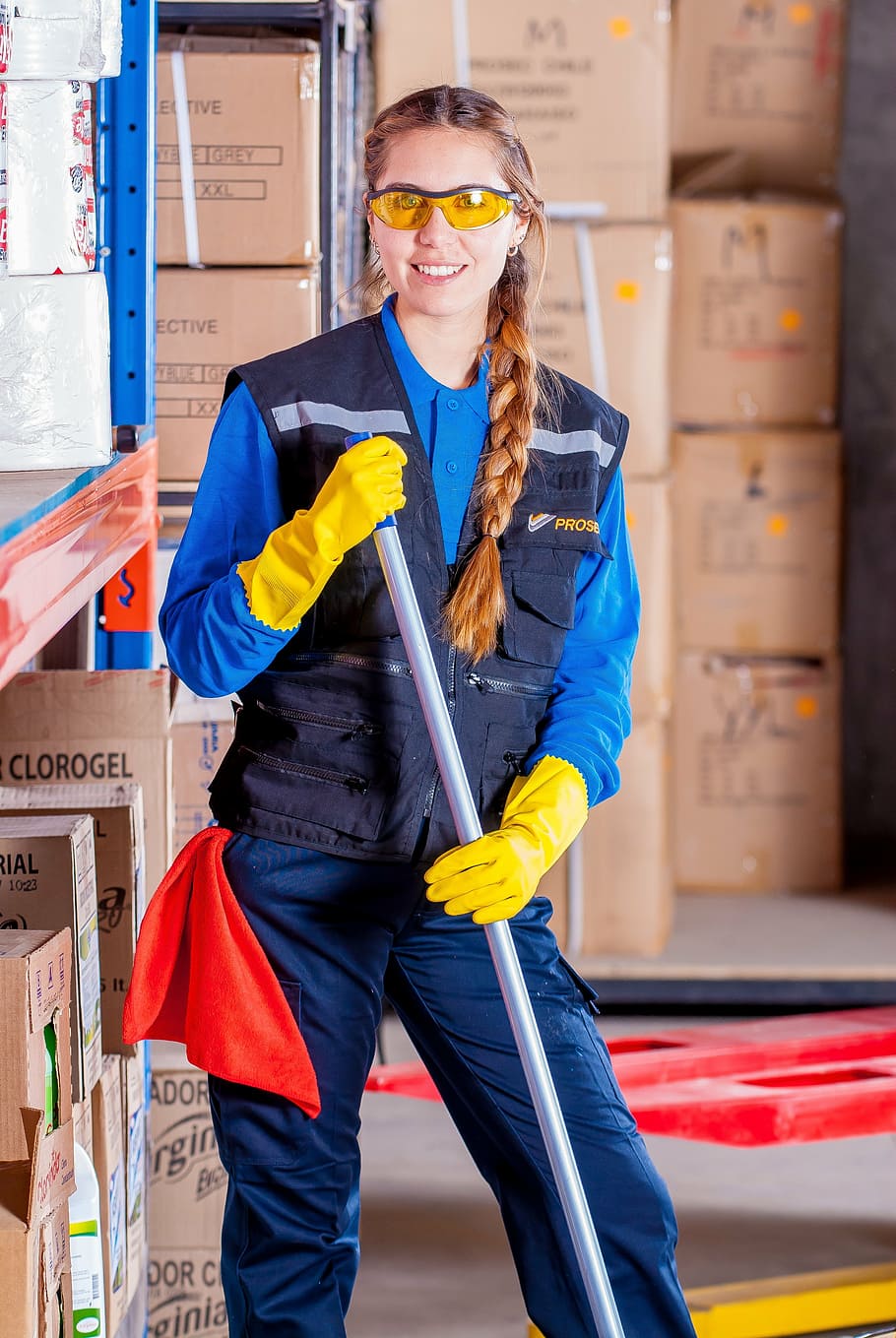 dona, blau, armilla, portar, groc, guants, industrial, seguretat, logística, roba de treball, seguretat industrial, ulleres de protecció, treballador, obligatori, manufactures, protecció personal, supervisor, cel·lular, dones, cara, bella, mòbil, comunicació, model, màscara, respirador, fregona, neteja, netejar, lavabo, gots, una persona, ulleres, tres quarts de longitud, persones reals, somrient, de peu, adult jove, vista frontal, mirant la càmera, retrat, adult, protecció, emoció, a l'interior, arquitectura, celebració, pentinat, 4K