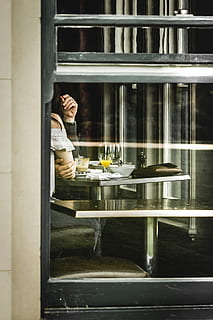 kvinde, iført, hvid, sort, off-shoulder i front, bord, inde, værelse, vindue, restaurant, stole, par, arm, glas, drikke, orange, pung, Werribee, morgen, gæst, hotel gæst, rigtige mennesker, en person, glas - materiale, afspejling, ung voksen, gennemsigtig, afslappet tøj, mad og drikke, unge kvinder, indendørs, voksen, Kvinder, stående, sidebillede, dag, livsstil, 2K, CC0, offentligt domæne, royaltyfrie