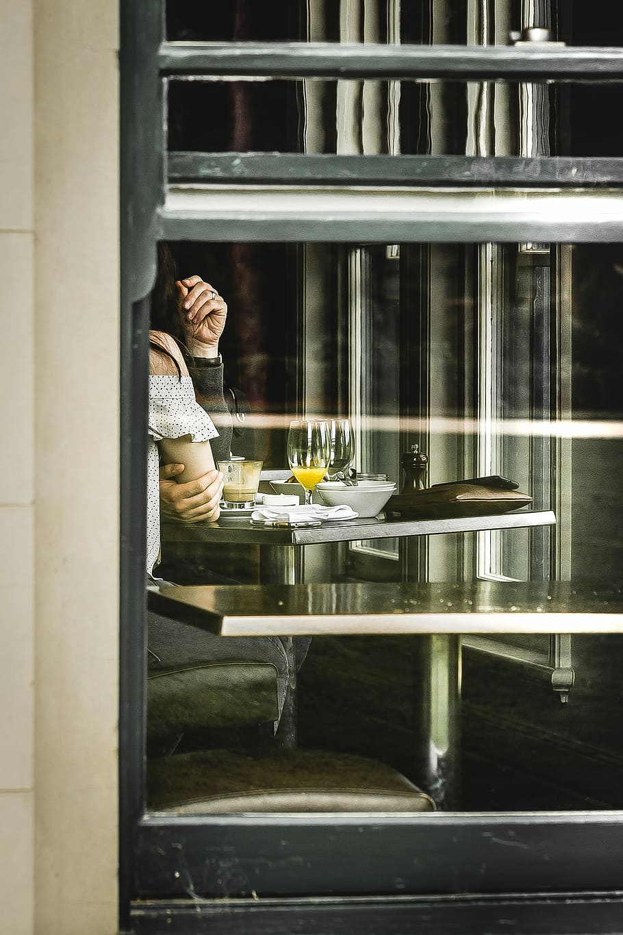 kvinde, iført, hvid, sort, off-shoulder i front, bord, inde, værelse, vindue, restaurant, stole, par, arm, glas, drikke, orange, pung, Werribee, morgen, gæst, hotel gæst, rigtige mennesker, en person, glas - materiale, afspejling, ung voksen, gennemsigtig, afslappet tøj, mad og drikke, unge kvinder, indendørs, voksen, Kvinder, stående, sidebillede, dag, livsstil, 2K