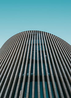 baix, foto d'angle, construcció de mur cortina, durant el dia, fotografia d'angle, gris, de gran alçada, edifici, arquitectura, patró, corba, blau, estructura construïda, cel, cel clar, exterior de l'edifici, vista d’angle baix, cap gent, dia, naturalesa, modern, ciutat, exterior d’edifici d’oficines, alta - alta, ratlles, oficina, llum solar, a l'aire lliure, gratacels, 2K, CC0, domini públic, lliure de regalies