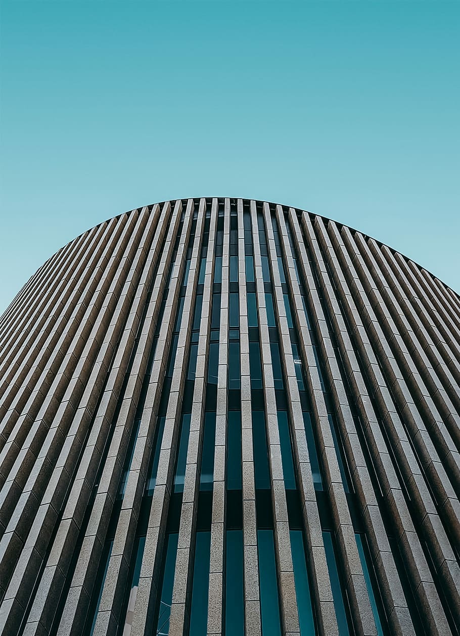 baix, foto d'angle, construcció de mur cortina, durant el dia, fotografia d'angle, gris, de gran alçada, edifici, arquitectura, patró, corba, blau, estructura construïda, cel, cel clar, exterior de l'edifici, vista d’angle baix, cap gent, dia, naturalesa, modern, ciutat, exterior d’edifici d’oficines, alta - alta, ratlles, oficina, llum solar, a l'aire lliure, gratacels, 2K