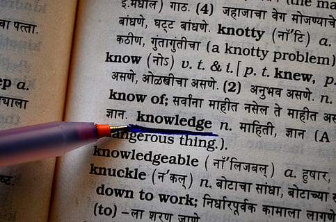 Person, Hervorheben, Wissenswort, Buchseite, Wissen, Wörterbuch, Buch, unterstreichen, Bildung, Schule, Literatur, Studie, Weisheit, Lernen, Papier-, studieren, Text, Nahansicht, westliche Schrift, drinnen, Gesundheitswesen und Medizin, Kommunikation, keine Leute, Daten, Studioaufnahme, medizinische Versorgung, Forschung, Medizin, Großbuchstabe, Bleistift, Nummer, Skript, einzelnes Objekt, Wirtschaft, Botschaft, 4K, CC0, gemeinfrei, lizenzfrei