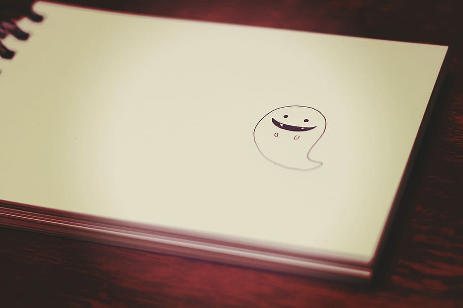schizzo di fantasmi, bloc notes, fantasma, schizzo, tecnologia, nessuno, libro, in casa, avvicinamento, giorno, carta, arte e artigianato, sorridente, copia spazio, rappresentazione, creatività, disegno - prodotto artistico, faccina antropomorfa, rappresentazione umana, Colore bianco, caratteristica della parete, vista dall'alto, disegno - attività, tavolo, cultura artistica e intrattenimento, emozione, parete, 1080P