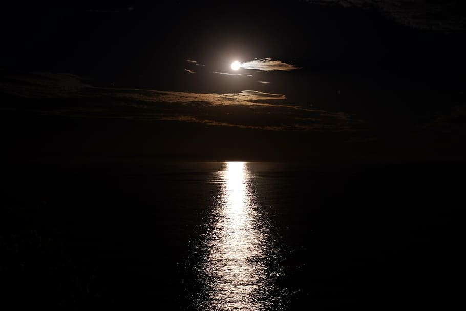 Karosserie, Wasser, Nachtzeit, Mondschein, Ozean, Reflexion, Nacht-, Licht, Transport, Transportmittel, Himmel, Natur, beleuchtet, keine Leute, Schönheit in der Natur, fliegend, Luftfahrzeug, Reise, draußen, Silhouette, Licht - natürliches Phänomen, in der Luft, Bewegung, Meer, Mondlicht, 4K