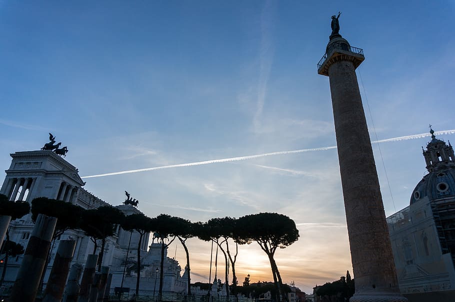 arquitectura, edifici, infraestructura, gratacels, torre, arbre, planta, blau, cel, núvol, jet, estructura construïda, vista d’angle baix, escultura, exterior de l'edifici, estàtua, art i artesania, destinacions de viatge, naturalesa, el passat, història, representació, representació humana, turisme, ciutat, viatjar, cap gent, alta - alta, a l'aire lliure, columna arquitectònica, pista de vapor, 4K