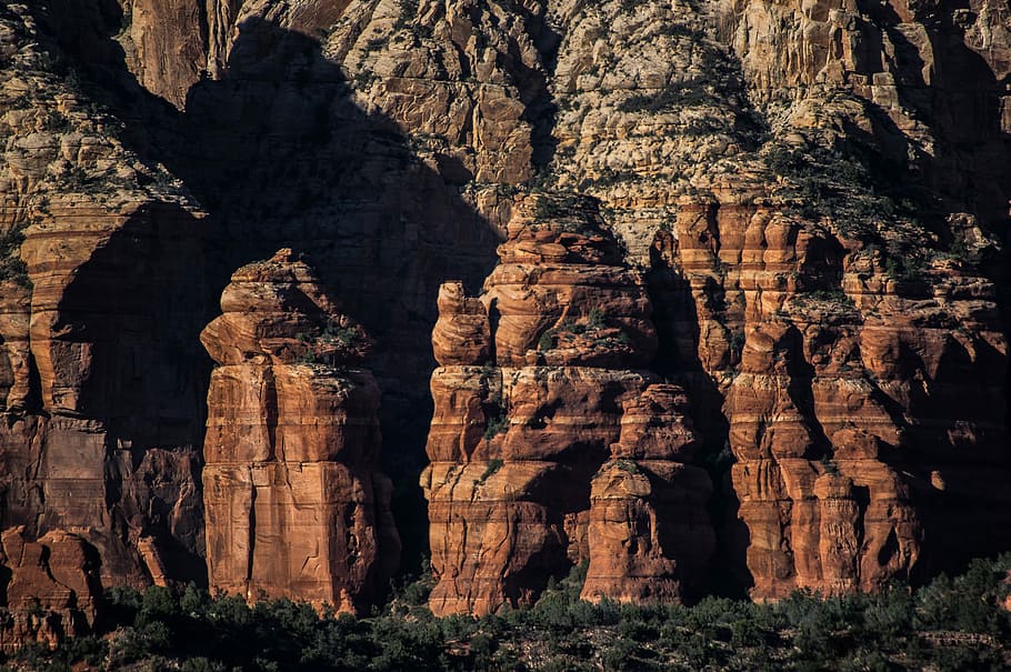 aèria, fotografia, canyon, dia, muntanya rocosa marró, rock, penya-segat, arbre, muntanya, a l'aire lliure, posta de sol, paisatge, ombra, geologia, sediment, cara de roca, roca sedimentària, transformació, vista, formació de roca, geografia física, sòlid, rock - object, cap gent, viatjar, naturalesa, destinacions de viatge, tranquil·litat, turisme, bellesa a la natura, vista d’angle baix, llum solar, arquitectura, història, terra, erosionat, 5K