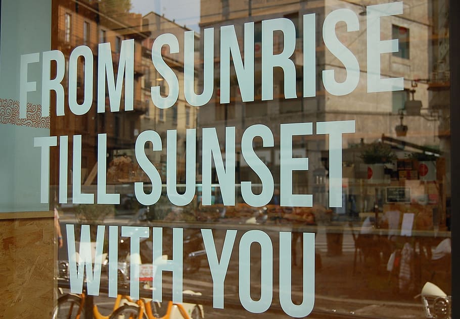 tekst, typografi, solopgang, solnedgang, sød, besked, udmelding, glas, meddelelse, vestlige script, skilt, forretning, stort bogstav, ingen mennesker, butik, vindue, detail, glas - materiale, dag, Information, indendørs, informationsskilt, reklame, gennemsigtig, butik vindue, salg, træ - materiale, butikskilt, 2K