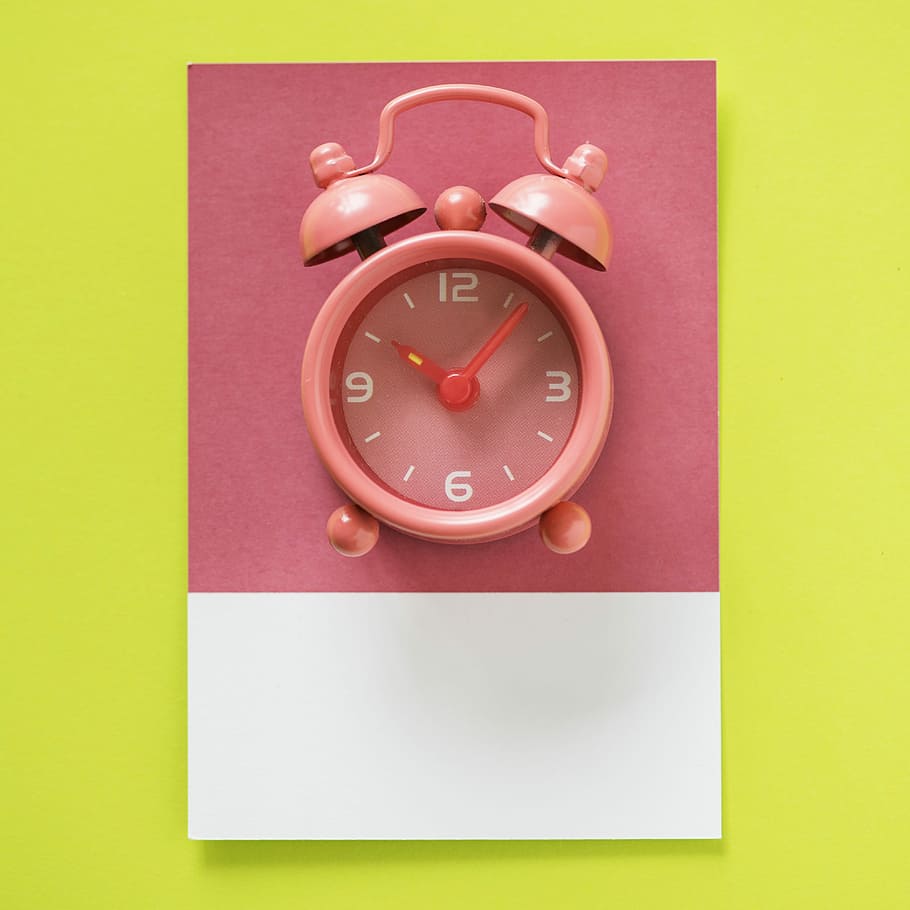 rosa, lectura de despertador de campana, 10:07, alarma, cita, fletxa, fons, rellotge, colorit, compte enrere, data límit, decoratiu, disseny, pis pla, hores, gestió, reunió, minut, paper, pastel, prioritat, puntual, recordatori, simple, símbol, temps, veure, despertador, tir de l'estudi, fons de colors, cap gent, a l'interior, sol objecte, Minuta, color rosa, primer pla, instrument del temps, nombre, funció de construcció de parets, hora de la mà, groc, precisió, temporitzador, comprovant l’hora, 4K