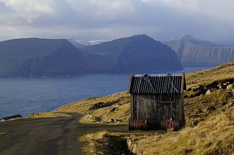 rezistentă la intemperii, windproof, colibă, redirecţiona, Färöer, cabana din lemn, Scandinavia, Morgenstimmung, casa de la mare, Munte, apă, cer, natură, scenice - natura, nor - cer, frumusețe în natură, o scenă liniștită, zi, liniște, nici o persoana, construită, arhitectură, mare, de munte, în aer liber, teren, mediu inconjurator, 4K, CC0, domeniu public, fără drepturi de autor