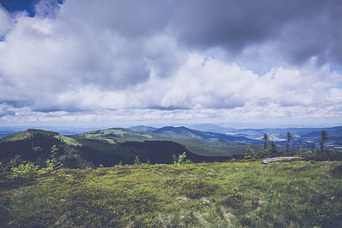verde, montanha, azul, céu, nuvens, luz do dia, floresta, grama, Planalto, colinas, idílico, cadeia de montanhas, montanhas, natureza, ao ar livre, cenário, cênico, verão, viagem, arvores, nuvem - céu, beleza na natureza, meio Ambiente, scenics - natureza, cena tranquila, tranquilidade, panorama, plantar, cena não urbana, terra, dia, cor verde, ninguém, 5K, CC0, domínio público, royalty free