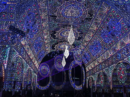 iluminacje, sygnalizacja świetlna, salento, wzór, dekoracja, abstrakcyjny, tła, wielobarwne, żadnych ludzi, oświetlony, uroczystość, sprzęt oświetleniowy, sztuki i rzemiosła, kreatywność, niski kąt widzenia, architektura, projekt, światło, zbudowana struktura, noc, wewnątrz, wiszące, Boże Narodzenie, oświetlenie świąteczne, ozdobny, festiwal, sufit, fioletowy, luksus, 1080P, CC0, domena publiczna, darmowe zdjęcia