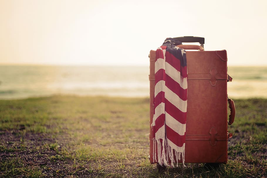 marró, dur, equipatge lateral, vermell, blanc, bufanda de franja de ratlles, equipatge, banda, bufanda, platja, mar, vacances, sorra, a l'aire lliure, cap gent, estiu, línia de costa, viatjar, ratlles, bandera, tradició, el patriotisme, aigua, terra, cel, centrar-se en primer pla, naturalesa, herba, horitzó, dia, horitzó sobre l’aigua, camp, 1080P
